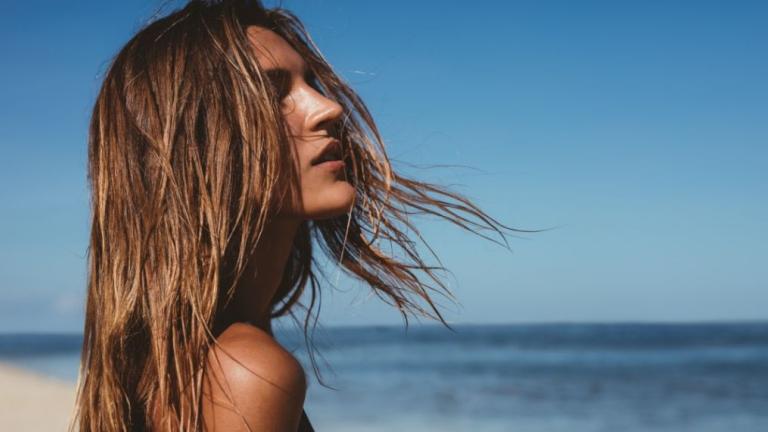 Κορίτσι στην παραλία/Shutterstock