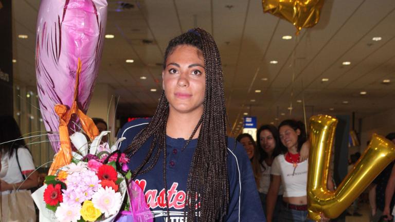 Επέστρεψε στην Ελλάδα η Ευρυδίκη Βαλαβάνη -Την υποδέχτηκαν οι γονείς της και οι φίλοι της | 0 bovary.gr