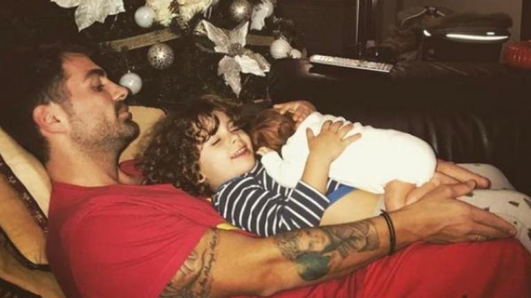 Ο γιος του Χανταμπάκη στα βήματα του μπαμπά του! Σπάει καρύδες! [βίντεο] | 0 bovary.gr