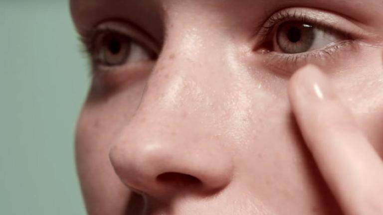 Πώς να βάζεις σωστά την κρέμα ματιών -Σύμφωνα με τη Vogue  | 0 bovary.gr