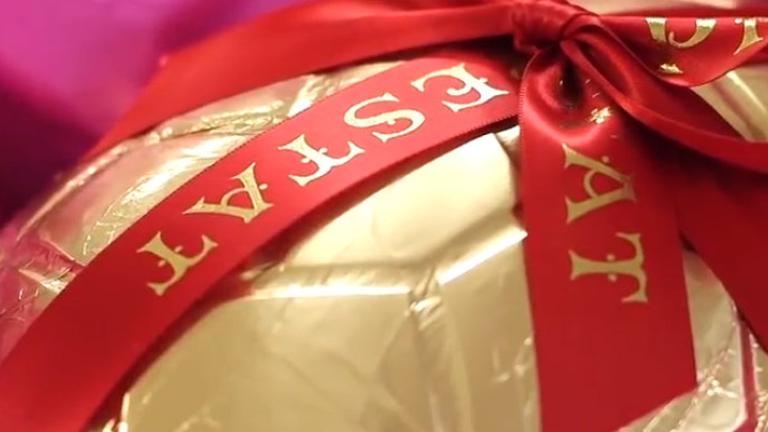 Πώς φτιάχνεται ένα πασχαλινό σοκολατένιο αβγό;  | 0 bovary.gr