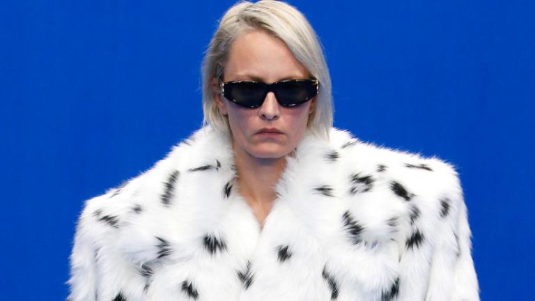 Πρωτοποριακό θέαμα- Η S/S συλλογή του οίκου Balenciaga υμνεί το power dressing με σκηνικό εμπνευσμένο από το Ευρωκοινοβούλιο | 0 bovary.gr