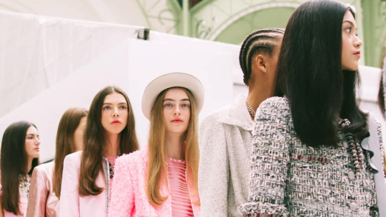 Glitter, fittings και τελευταίες πινελιές: Στον πυρετό του backstage πριν το show της Chanel  | 0 bovary.gr