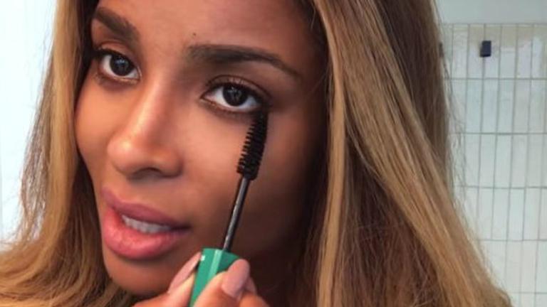 H Ciara κάνει beauté μπροστά στον καθρέπτη της  | 0 bovary.gr