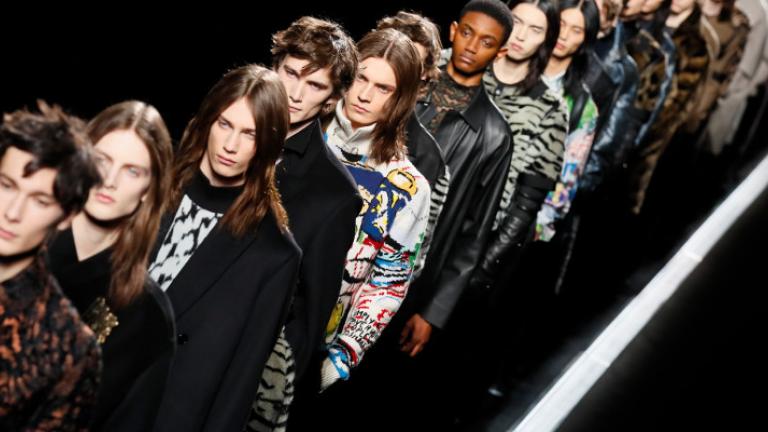 Οι άνδρες μοντέλα στο show Dior δεν χρειάστηκε καν να περπατήσουν -Η πασαρέλα πάνω σε κυλιόμενο διάδρομο | 0 bovary.gr