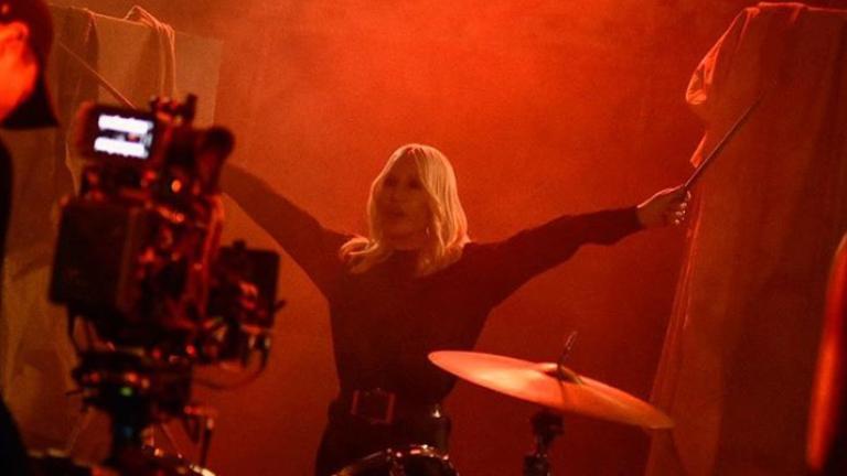 Versace F/W 2019 -Η Donatella Versace γίνεται ντράμερ στη νέα καμπάνια του οίκου | 0 bovary.gr