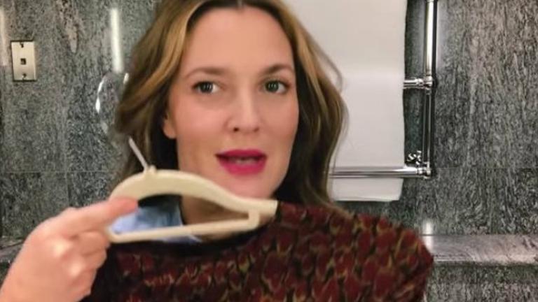 Η Ντρου Μπάριμορ μοιράζεται όλα τα μυστικά ομορφιά της μπροστά στον καθρέπτη | 0 bovary.gr