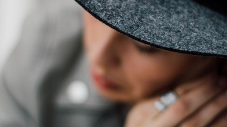 Πώς άλλαξαν τα καπέλα που φοράμε τα τελευταία 100 χρόνια  | 0 bovary.gr