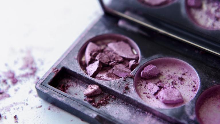 Αυτός ο άνδρας κατέστρεψε τα καλλυντικά της συντρόφου του, γιατί το θεώρησε αστείο [βίντεο] | 0 bovary.gr