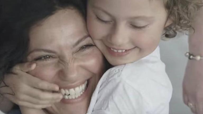 Παιδιά βρίσκουν την μαμά τους με... κλειστά μάτια  | 0 bovary.gr