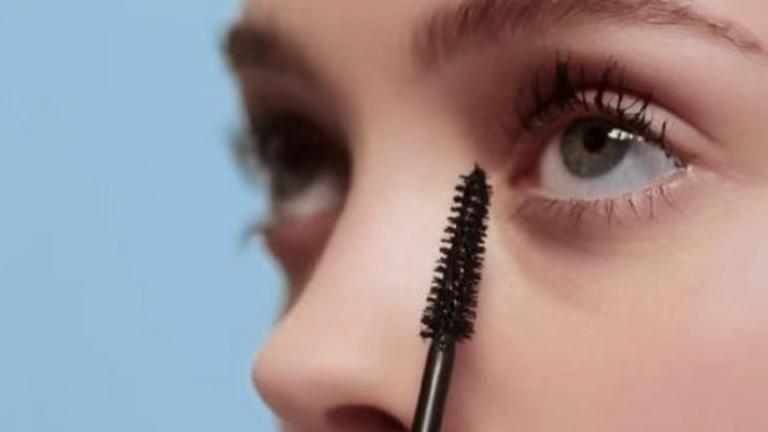Πώς να βάλεις σωστά τη μάσκαρα -Σύμφωνα με τη Vogue  | 0 bovary.gr