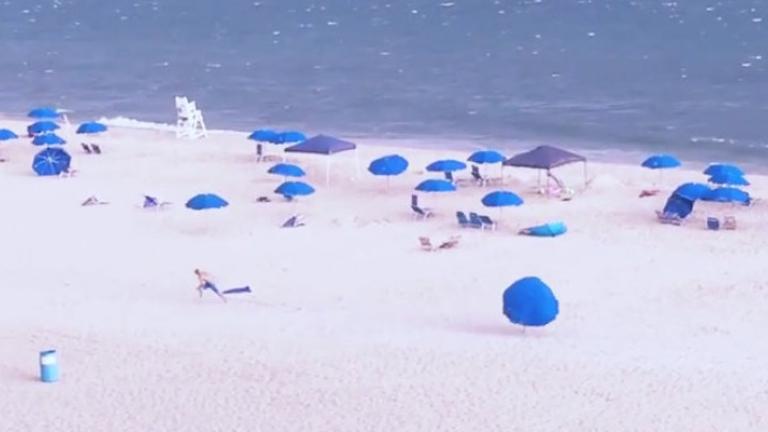 Ομπρέλες χορεύουν στην άμμο  | 0 bovary.gr