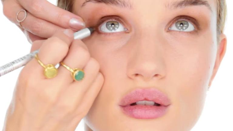 Βήμα βήμα το μακιγιάζ της Ρόζι Χάντινγκτον | 0 bovary.gr