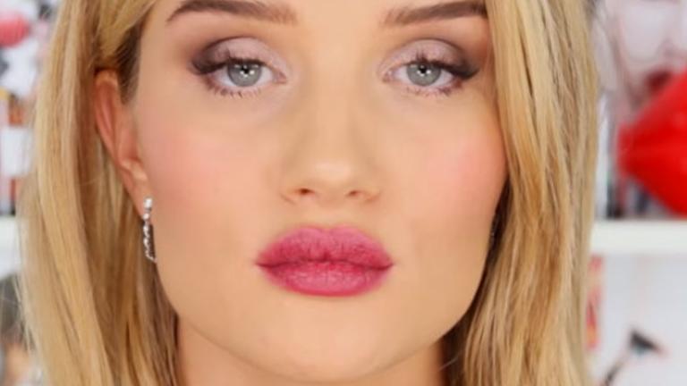 Η Ρόζι Χάντιγκτον-Γουάιτλι δείχνει πώς μακιγιάρει τα χείλη της  | 0 bovary.gr