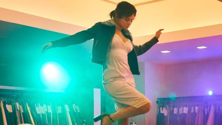 Η Selena Gomez κάνει ό,τι θα θέλαμε να κάναμε όλοι στο γραφείο | 0 bovary.gr
