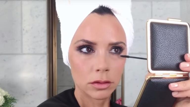 H Βικτόρια Μπέκαμ μας δείχνει το πιο απλό μακιγιάζ για έντονο βλέμμα | 0 bovary.gr