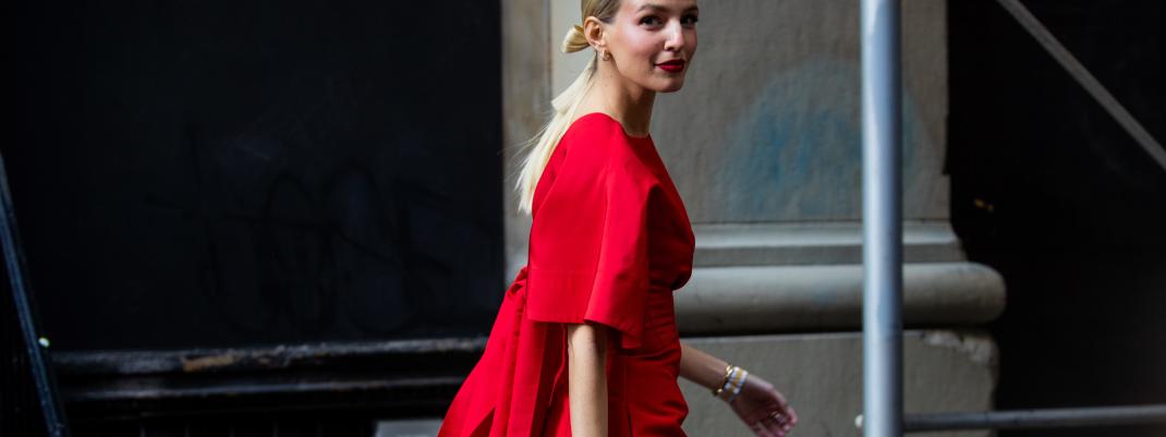 γυναίκα με κόκκινο φόρεμα