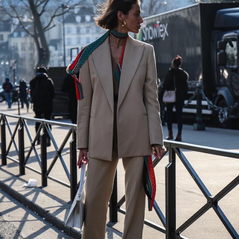 γυναίκα με κοστούμι και σκουλαρίκια στο δρόμο