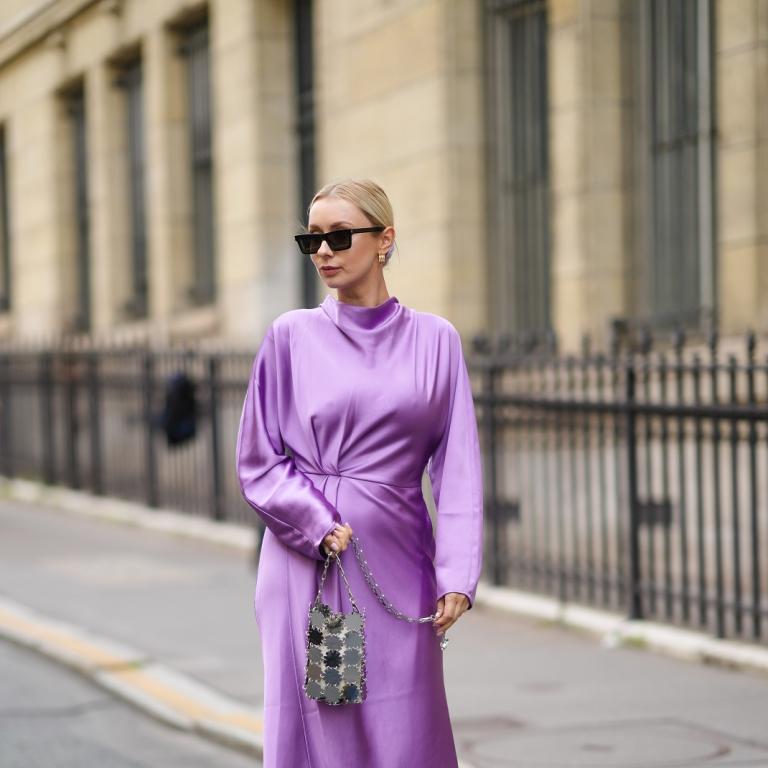 Το σατέν φόρεμα από τα Stradivarius