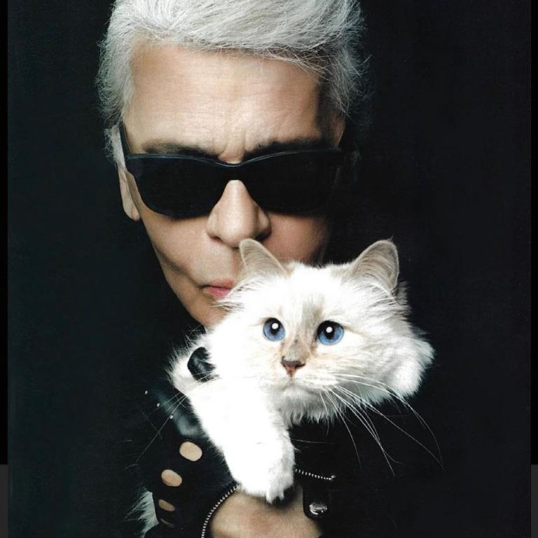 O Καρλ Λάγκερφελντ με τη γάτα του