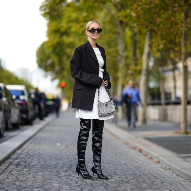 γυναίκα με ψηλές μπότες