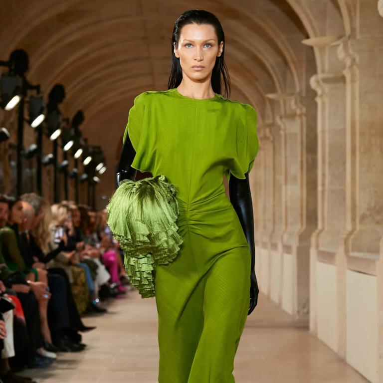 γυναίκα με πράσινο φόρεμα