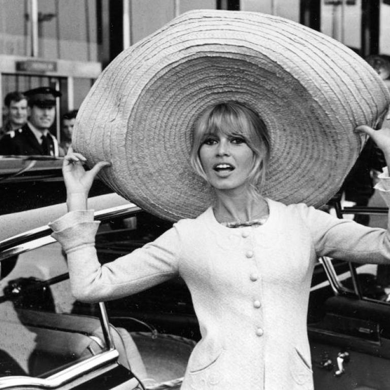 η Μπριζίτ Μπαρντό με λευκό καπέλο 