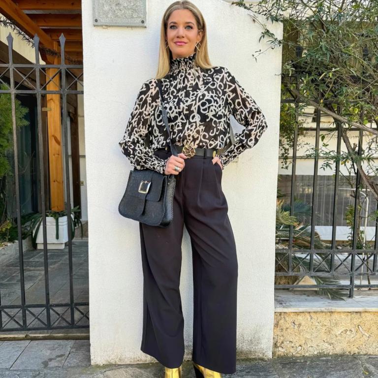 Η Τζένη Θεωνά με μαύρο παντελόνι 