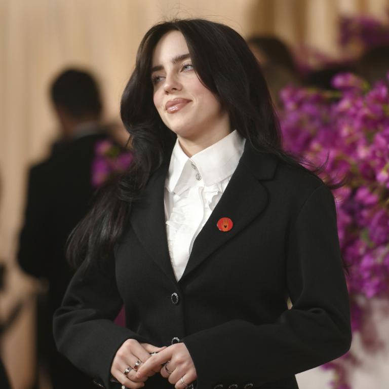 Οσκαρ 2024: Γιατί οι σταρ φορούσαν ένα κόκκινο κουμπί στο πέτο