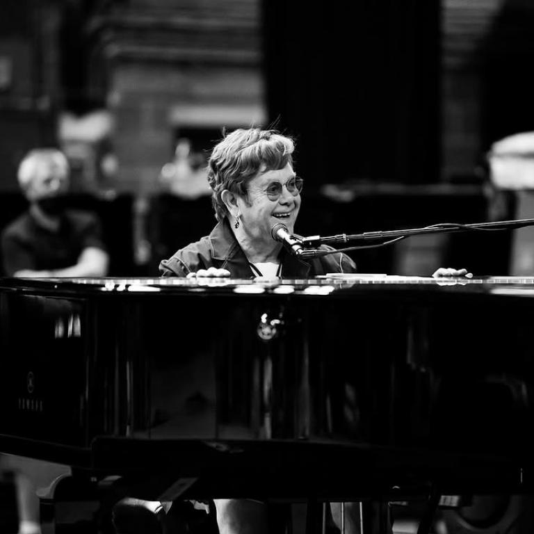 Συγκινεί ο Έλτον Τζον -Δεν μπορεί να δει το ίδιο του το μιούζικαλ «The Devil Wears Prada» λόγω απώλειας όρασης