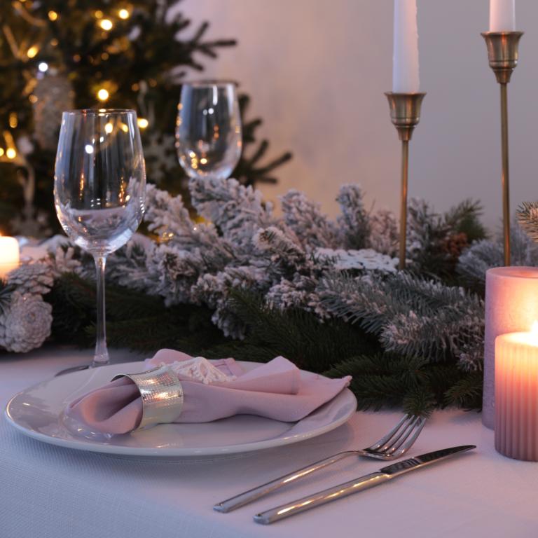 5 εύκολα κόλπα για να διακοσμήσετε το χριστουγεννιάτικο τραπέζι και να εντυπωσιάσετε