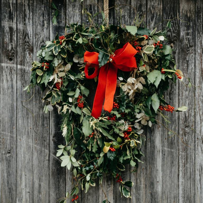 Τα μυστικά για να κρατήσετε φρέσκο το χριστουγεννιάτικο στεφάνι 