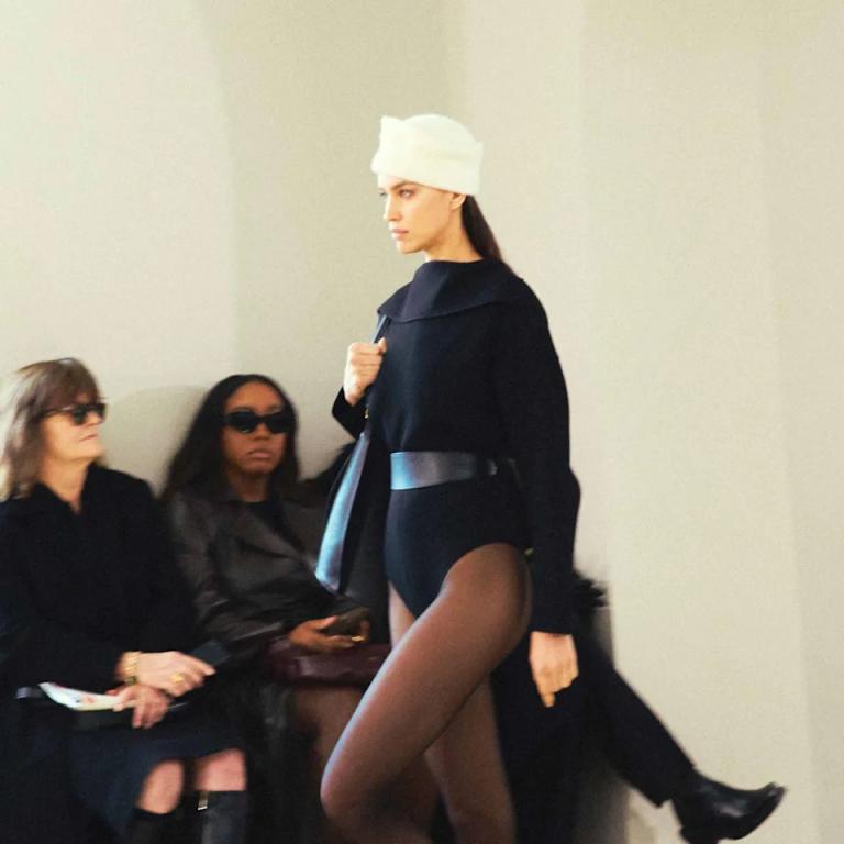 Pillbox hat: Το microtrend που φέρει τη νοσταλγική διάθεση στο streetwear