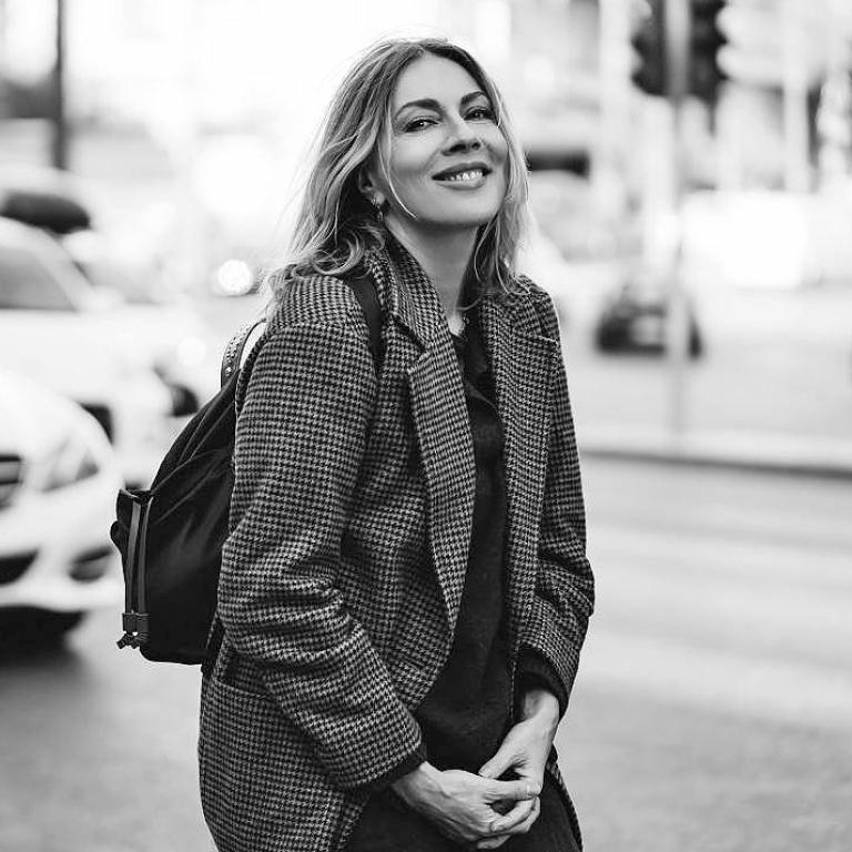 Η Σμαράγδα Καρύδη με παλτό στο πιο διαχρονικό χρώμα του χειμώνα