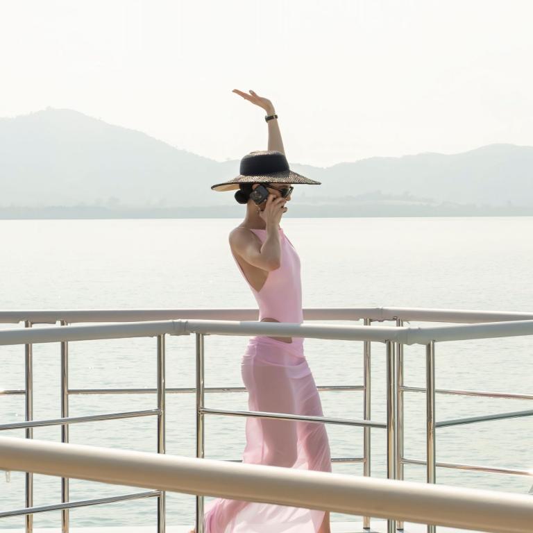  Το αθώο ροζ στο απόλυτο look αποπλάνησης της Chloe στο WhiteLotus φέρει τη σφραγίδα του Jacquemus