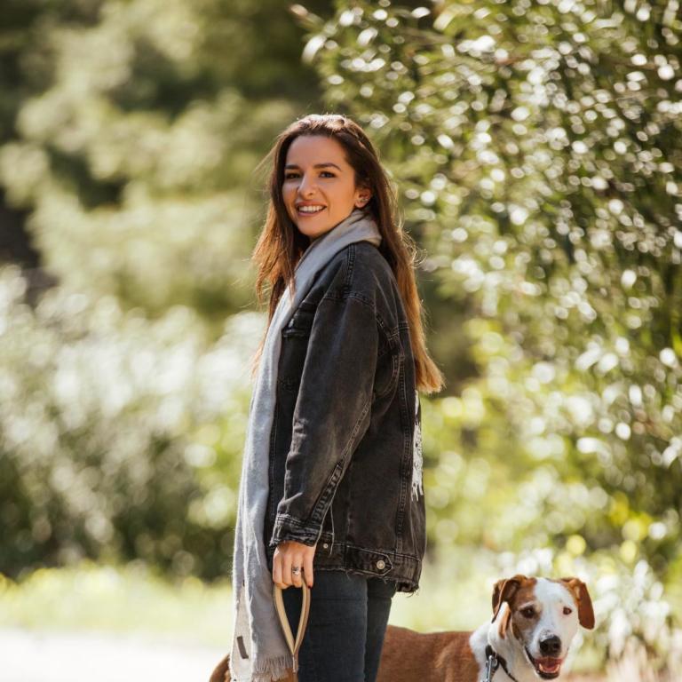 Η Εριέττα στο βουνό με το μωρό της 