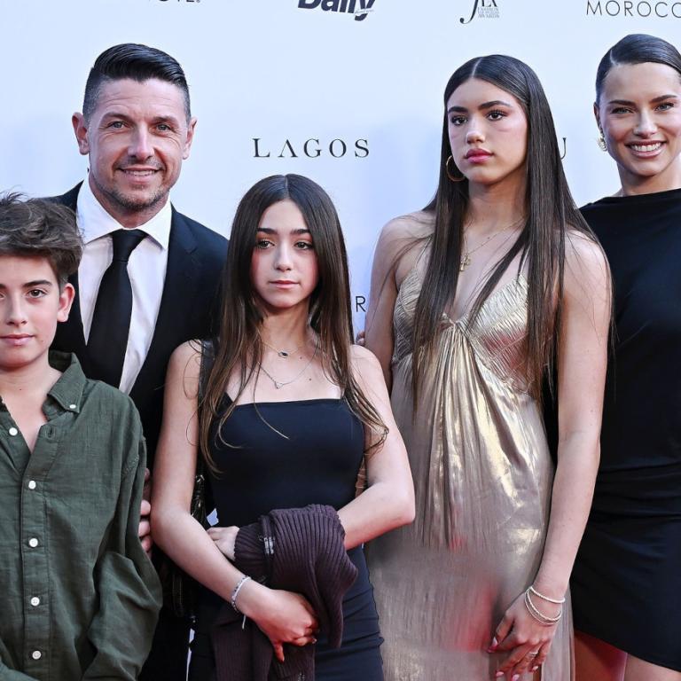 Η Αντριάνα Λίμα σε εμφάνιση με την οικογένειά της