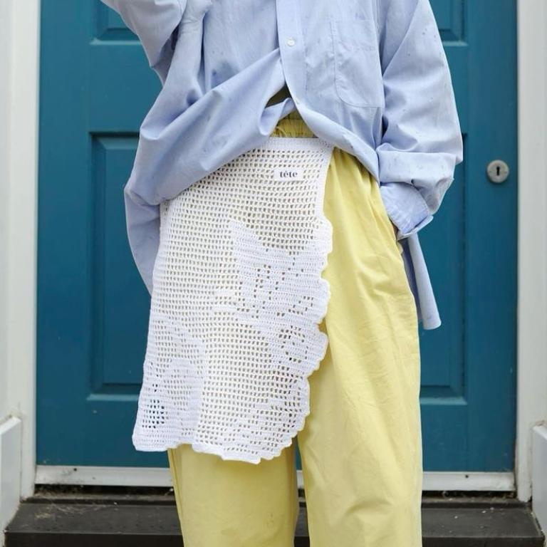 Layering με κροσέ φουλάρι: Το neohippy trend της Άνοιξης ανανεώνει τη γκαρνταρόμπα σου με τον πιο εναλλακτικό τρόπο