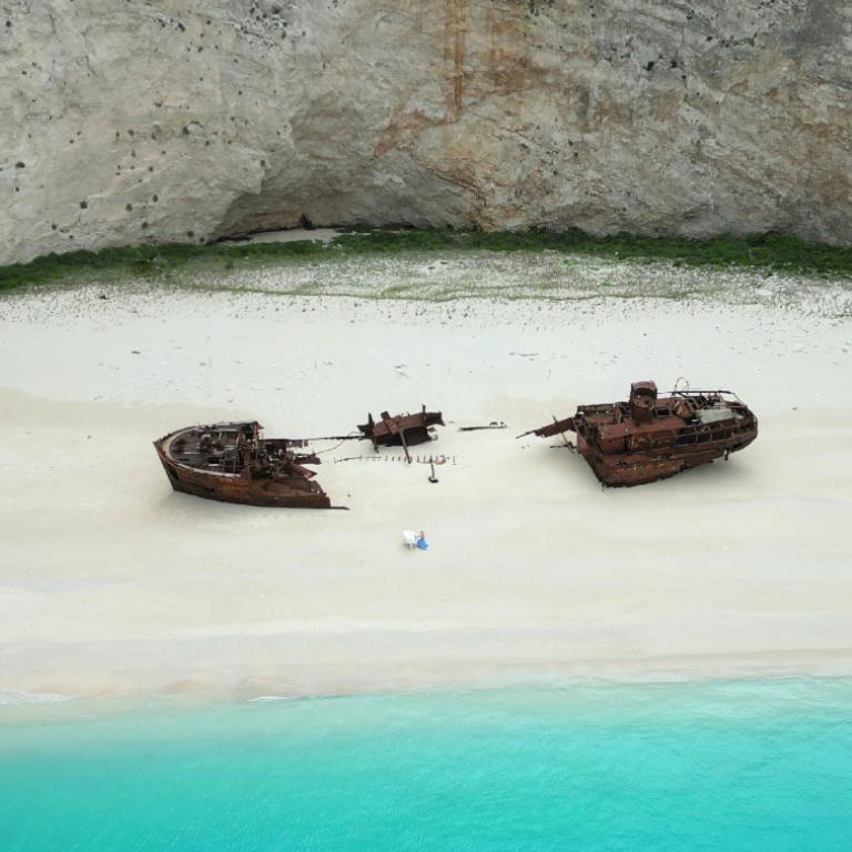 Η Έλενα Ξυδιά με το πιάνο της στο Ναυάγιο της Ζακύνθου