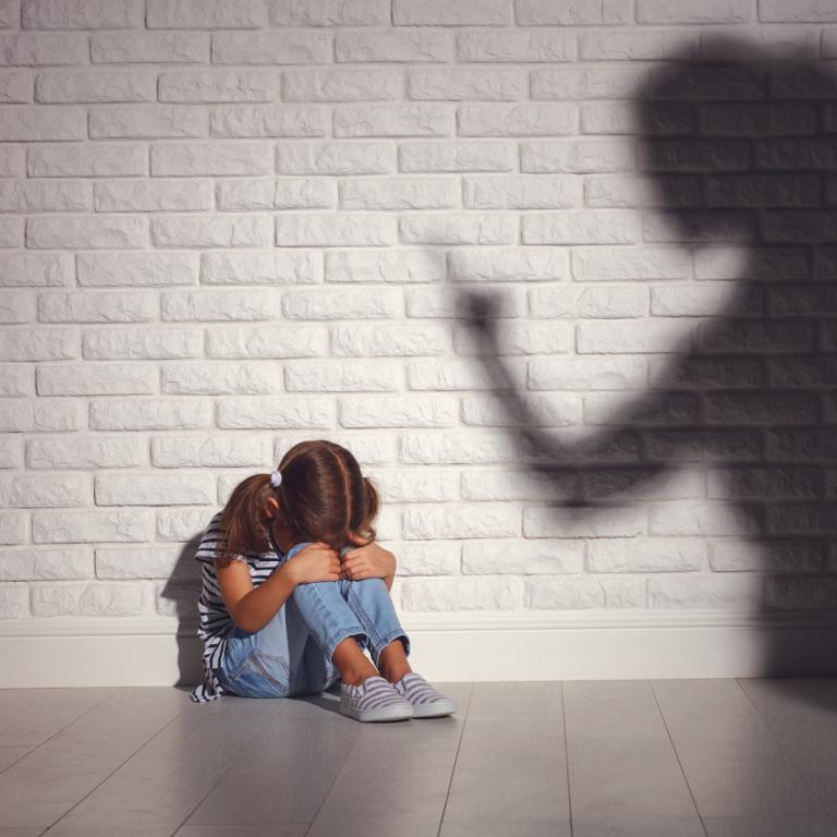 Αν ακούσατε αυτές τις 7 φράσεις ως παιδί, μεγαλώσατε από ανθρώπους που δεν ήταν έτοιμοι να γίνουν γονείς