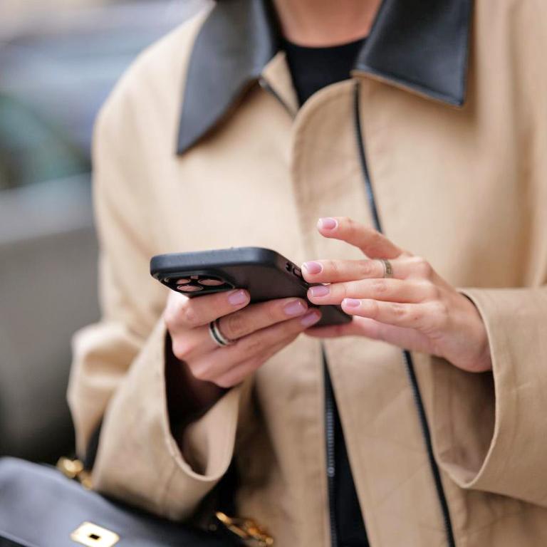 Υγιή και καθαρά άκρα: Η minimal manicure τάση του 2025 που θα σας συναρπάσει