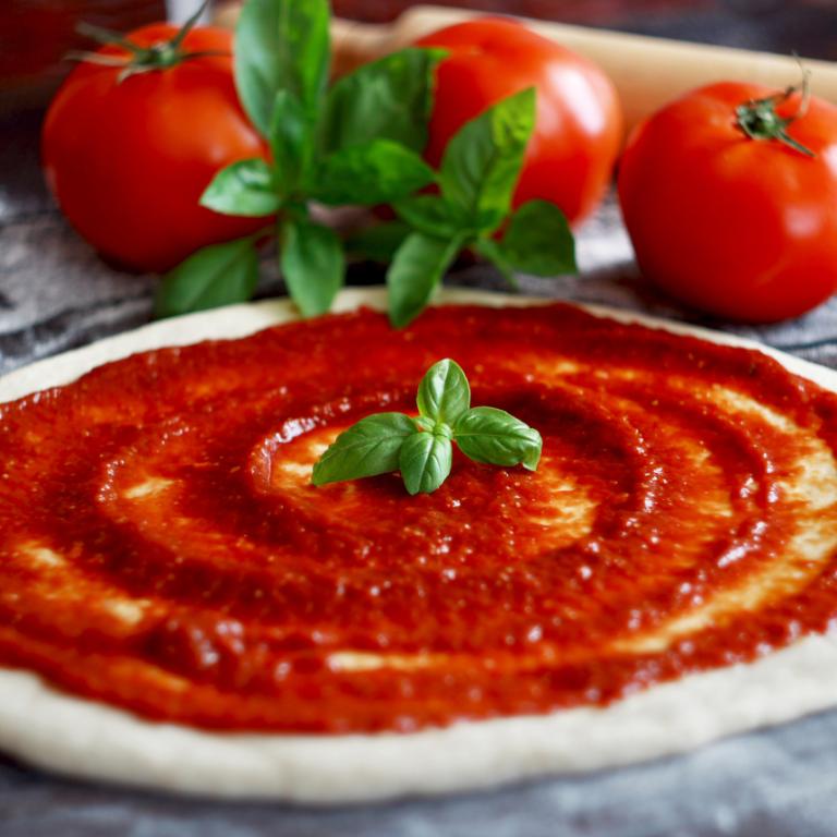 Συνταγή για νηστίσιμη πίτσα με βασιλικό και σάλτσα ντομάτας