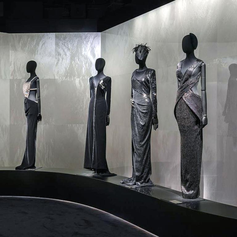 Giorgio Armani Privé: Δύο δεκαετίες χειροποίητης μαγείας παρουσιάζονται σε μια εκπληκτική έκθεση στο Μιλάνο