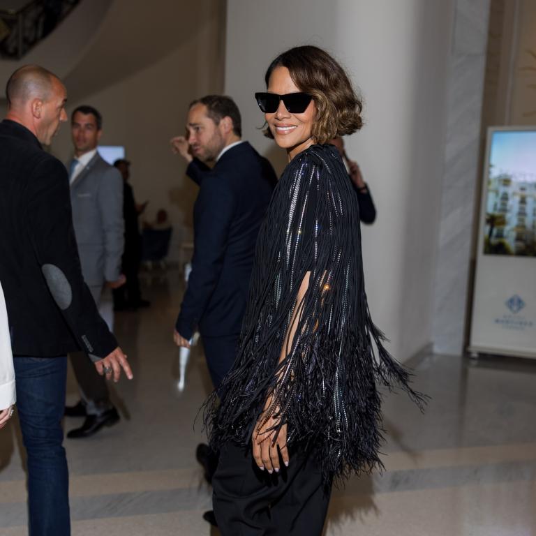 Η Χάλι Μπέρι άφησε στην άκρη τα αποκαλυπτικά φορέματα και έκανε την έκπληξη στις Κάννες -Τι ισχύει με τον νέο ενδυματολογικό «κανόνα»