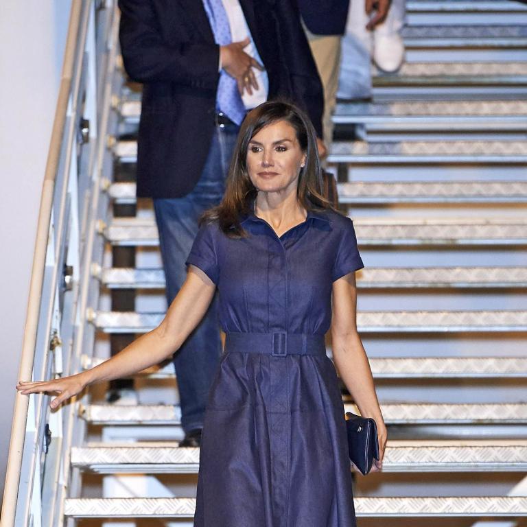 Η Λετίθια το φόρεσε πρώτη: Το denim φόρεμα που μόλις ήρθε στα Zara και είναι must για το γραφείο