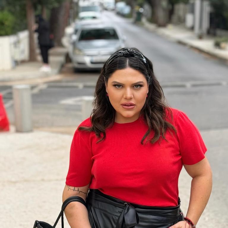 Η Δανάη Μπάρκα με ξανθά μαλλιά 