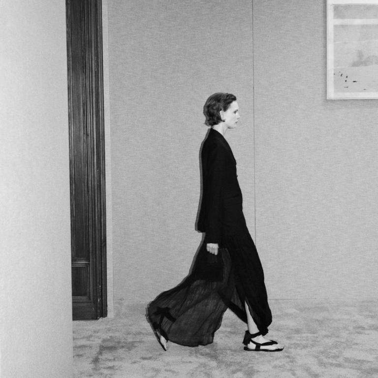 Το πουκάμισο από τα Massimo Dutti που οι γυναίκες άνω των 50 θα λατρέψουν αυτό το καλοκαίρι