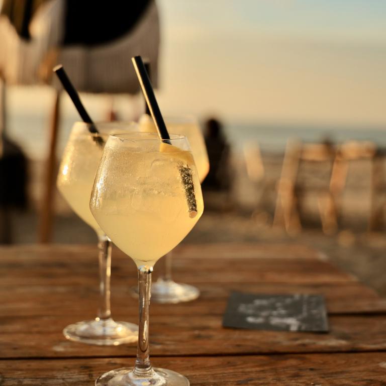 Limoncello spritz: Η πανεύκολη συνταγή για το κοκτέιλ που μας ταξιδεύει στο ειδυλλιακό Αμάλφι