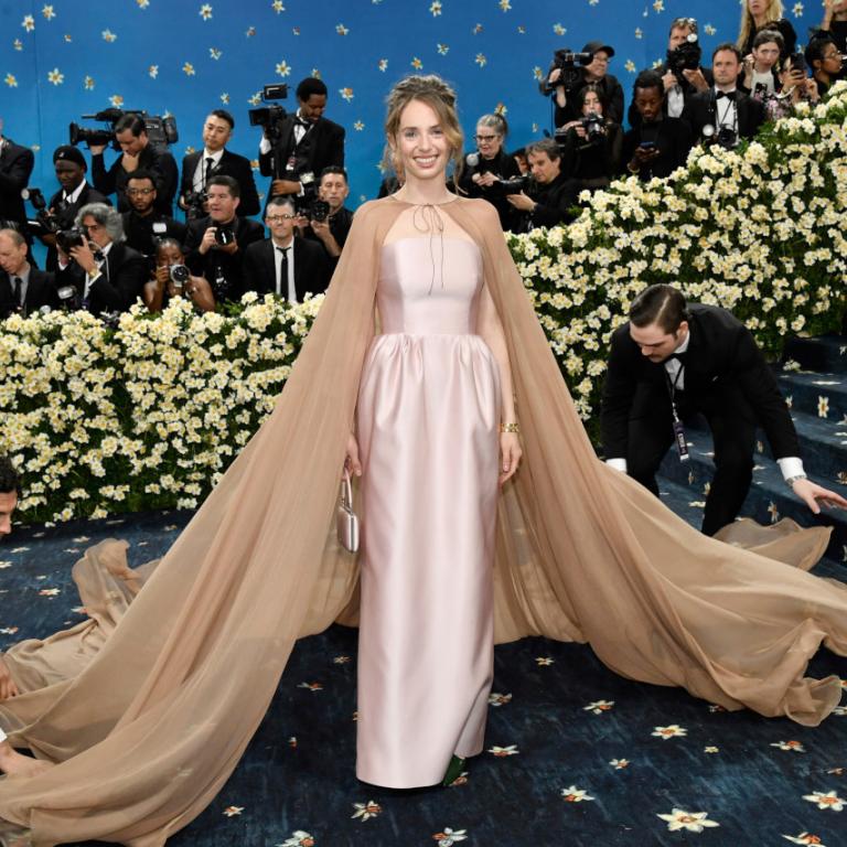 Η εμφάνιση της Μάγια Χωκ στο Met Gala