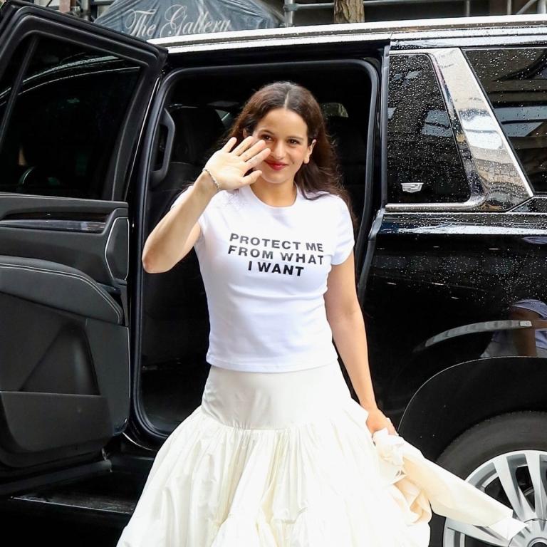 Η Rosalia λίγο πριν το Met Gala δίνει το μήνυμά της με το μπλουζάκι της 